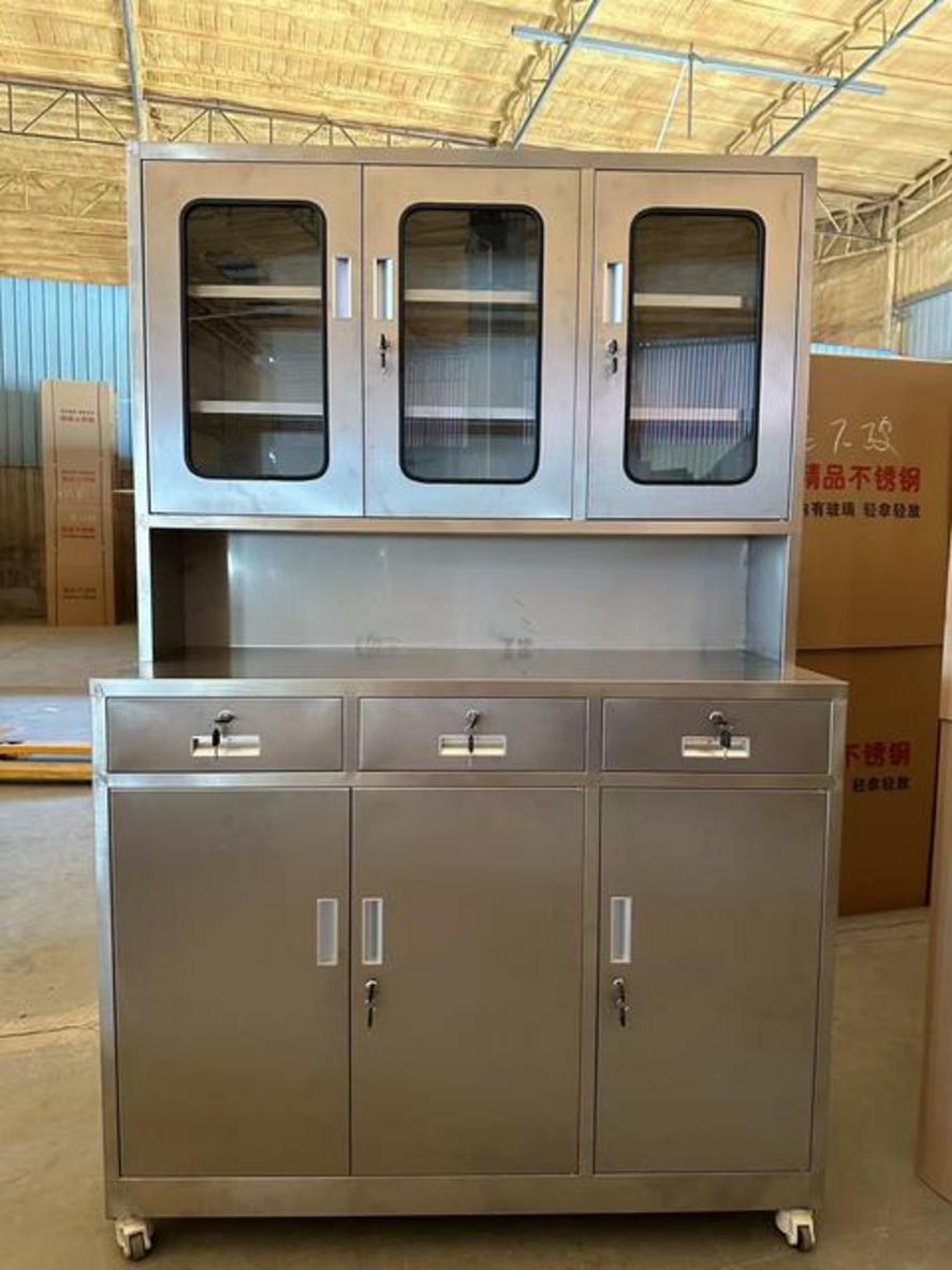 Các chi tiết của tủ thuốc inox 3 cửa kính 3 cửa inox như bánh xe góc bo tròn thanh chắn an toàn