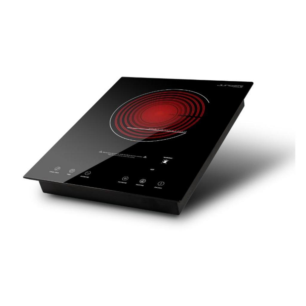 Cận cảnh bảng điều khiển cảm ứng và mặt kính Ceramic sáng bóng của bếp Junger IS-19