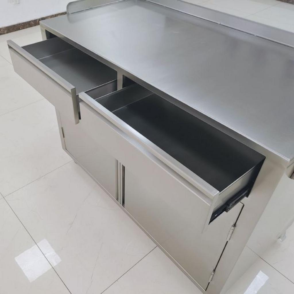 Cận cảnh chi tiết tủ inox y tế 2 cửa 2 ngăn kéo 1200x600x930mm inox sáng bóng bánh xe có khóa