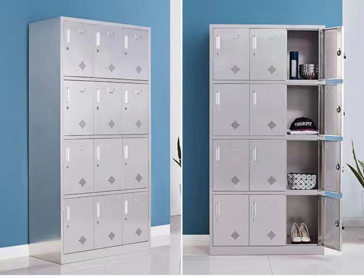 Chi tiết tủ inox 12 cửa khóa cửa chân cao su chống trượt mái dốc chống bụi