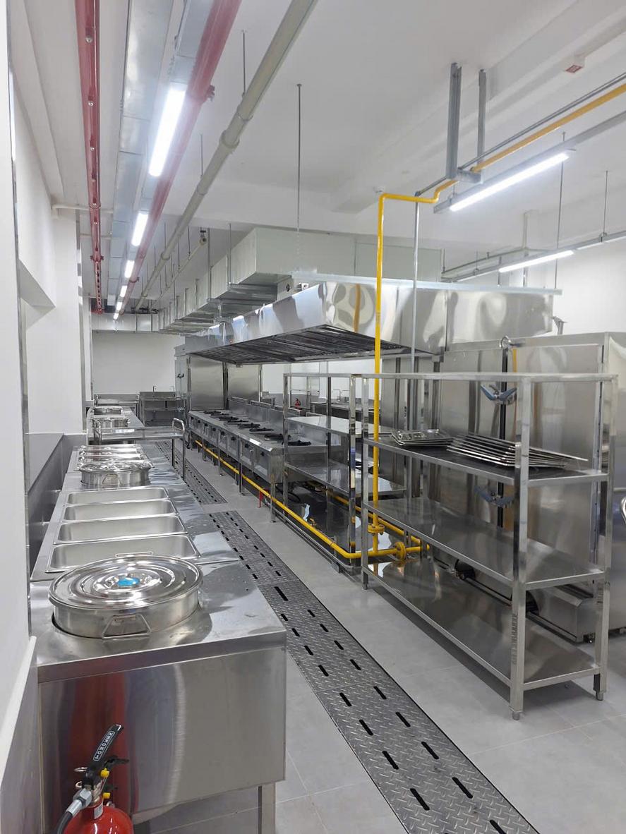 Đèn chiếu sáng tích hợp trên máy hút mùi trong bếp công nghiệp