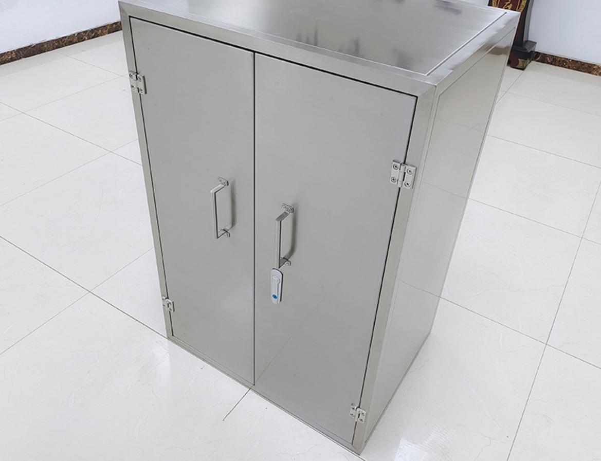 Hai tủ inox 2 cánh so sánh về thiết kế ngăn, chất liệu và bánh xe