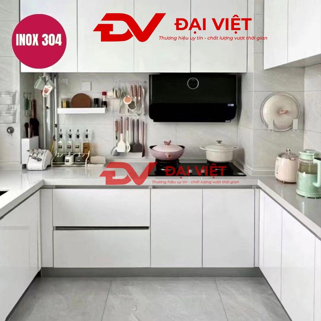 Hệ tủ bếp inox cánh acrylic dài 7m hiện đại trong không gian bếp sang trọng