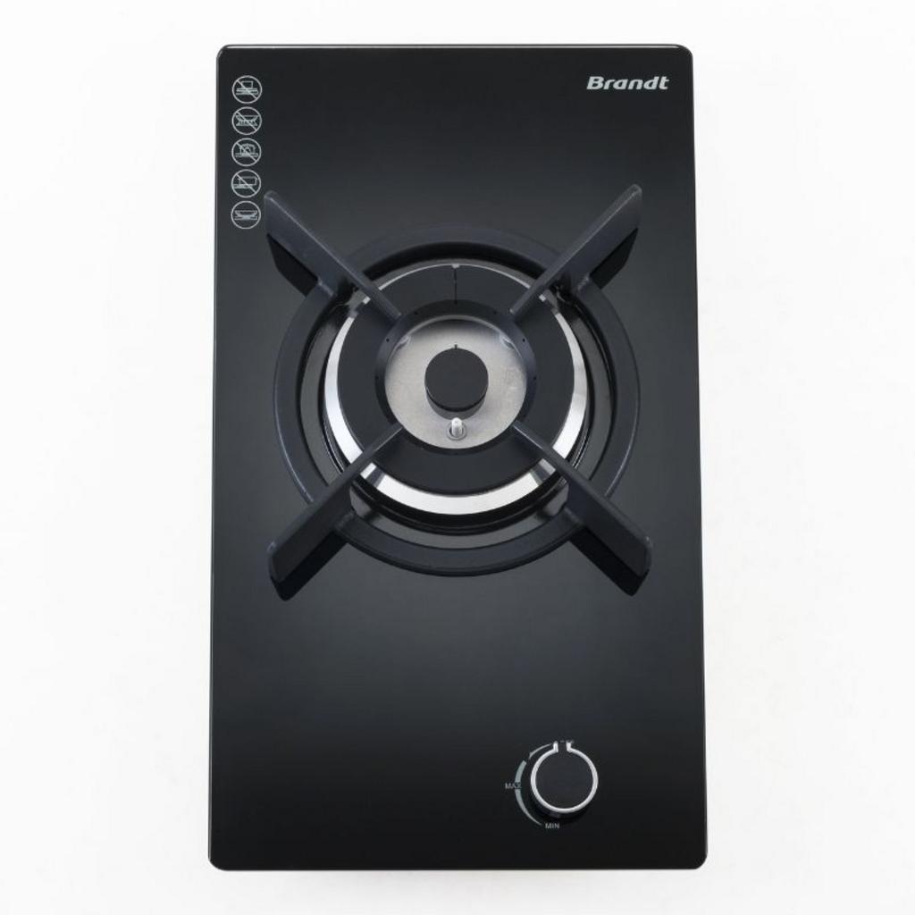 Bếp gas âm Brandt TG1431B mặt kính trong phong bếp hiện đại với ánh sáng tự nhiên thể hiện sự sáng trọng và nhỏ gọn
