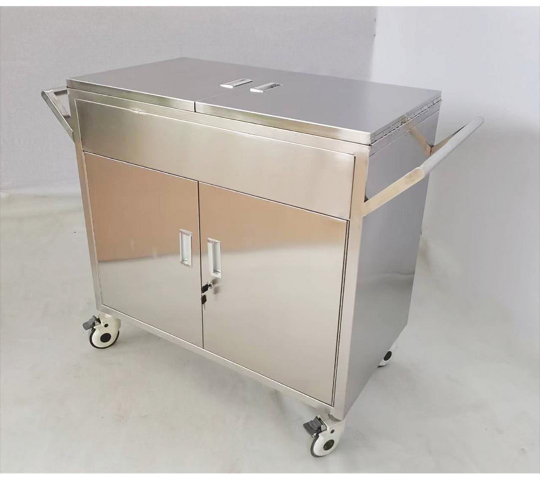 Hình ảnh chi tiết khung inox và bánh xe khóa an toàn của tủ