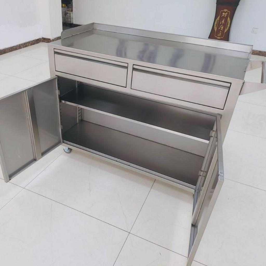 Hình ảnh chi tiết mối hàn TIG và bánh xe có khóa tủ inox y tế