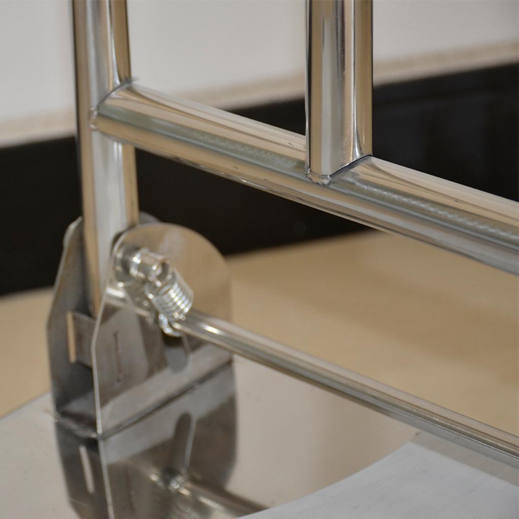 Hình ảnh hướng dẫn vệ sinh và bảo trì xe đẩy hàng inox 4 bánh trong môi trường kho xưởng sạch sẽ