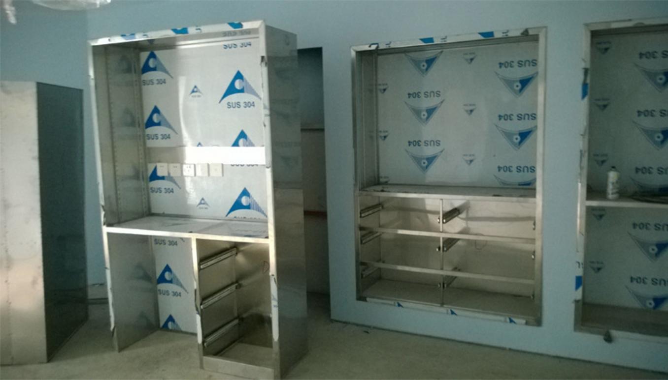 Hình ảnh lau chùi và kiểm tra tủ thuốc inox y tế