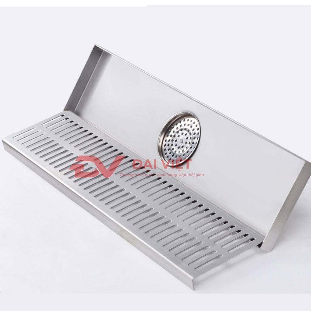 Hình ảnh minh họa ưu điểm vỉ thoát sàn inox trong môi trường bếp công nghiệp