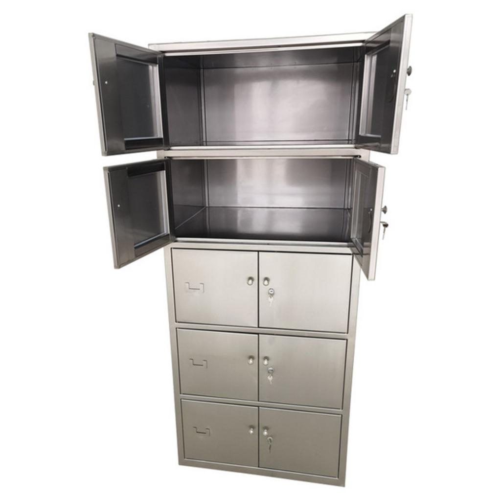 Người dùng đang lau chùi và khóa tủ inox 10 cửa