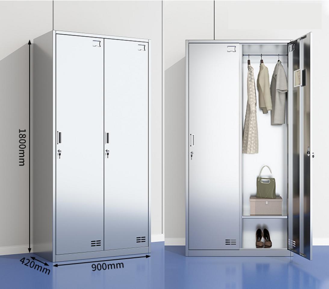 Hình ảnh người dùng lau chùi tủ inox bằng khăn mềm tại nhà