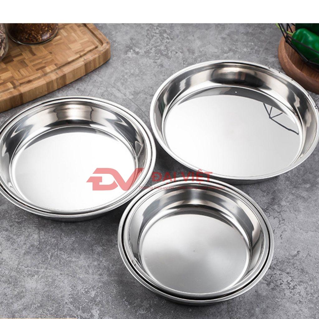 Hình ảnh người dùng vệ sinh thau inox bằng khăn mềm