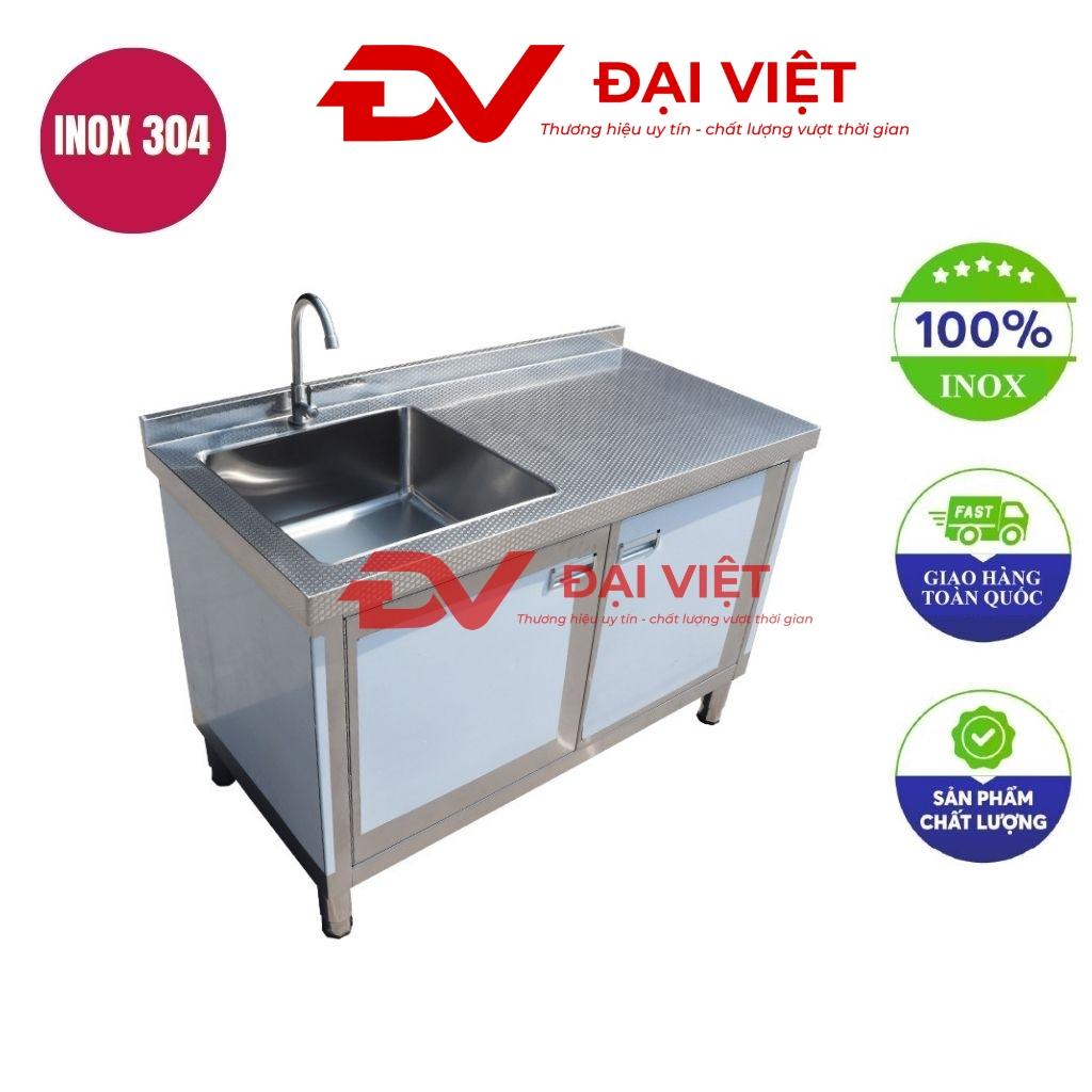 Tủ inox có bồn rửa chén tích hợp thiết kế hiện đại inox sáng bóng đặt trong không gian bếp công nghiệp
