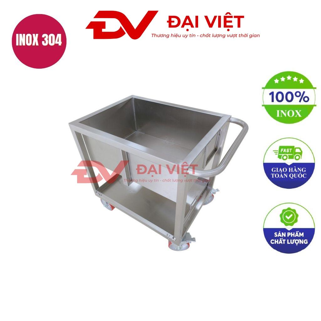 Xe đẩy inox 2 tầng 700x500x800mm trong môi trường bếp công nghiệp vận chuyển thực phẩm