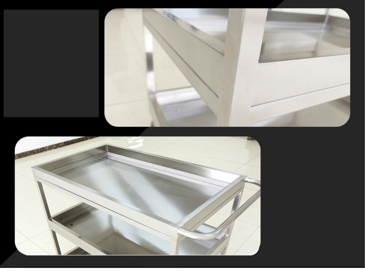 Hình minh họa vệ sinh và bảo trì xe đẩy inox 3 tầng với khăn lau mềm và dung dịch vệ sinh