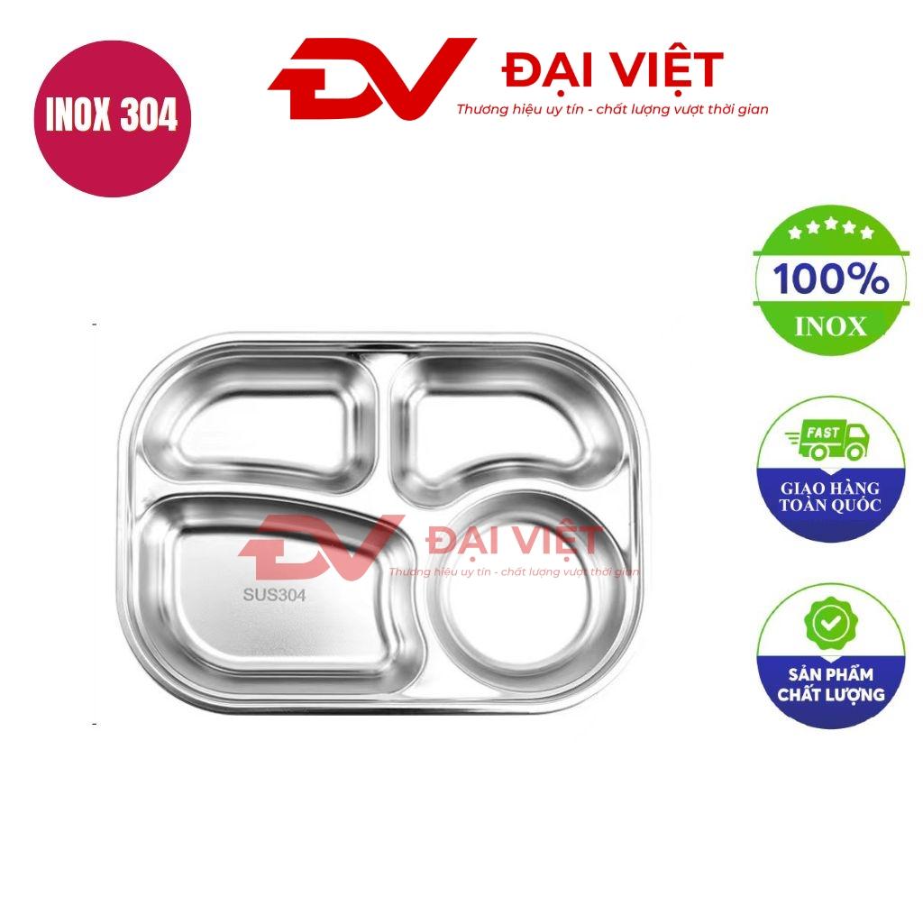 Khay cơm inox 4 ngăn 29x20.5x2cm đặt trên bàn ăn, ánh sáng sáng rõ nổi bật chất liệu inox sáng bóng