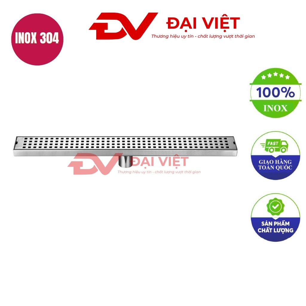 Máng thoát sàn inox 100x6.8x7cm đặt trên nền bếp công nghiệp ánh sáng tự nhiên chất liệu inox sáng bóng