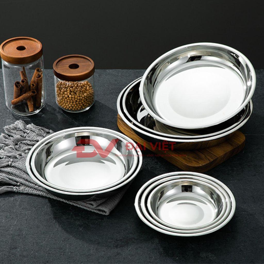 Người dùng lau chùi thau inox với khăn mềm