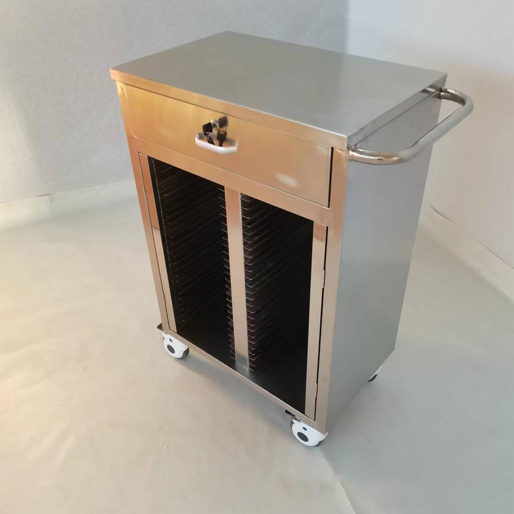 Người dùng vệ sinh tủ đựng hồ sơ y tế inox bảo trì bánh xe khóa