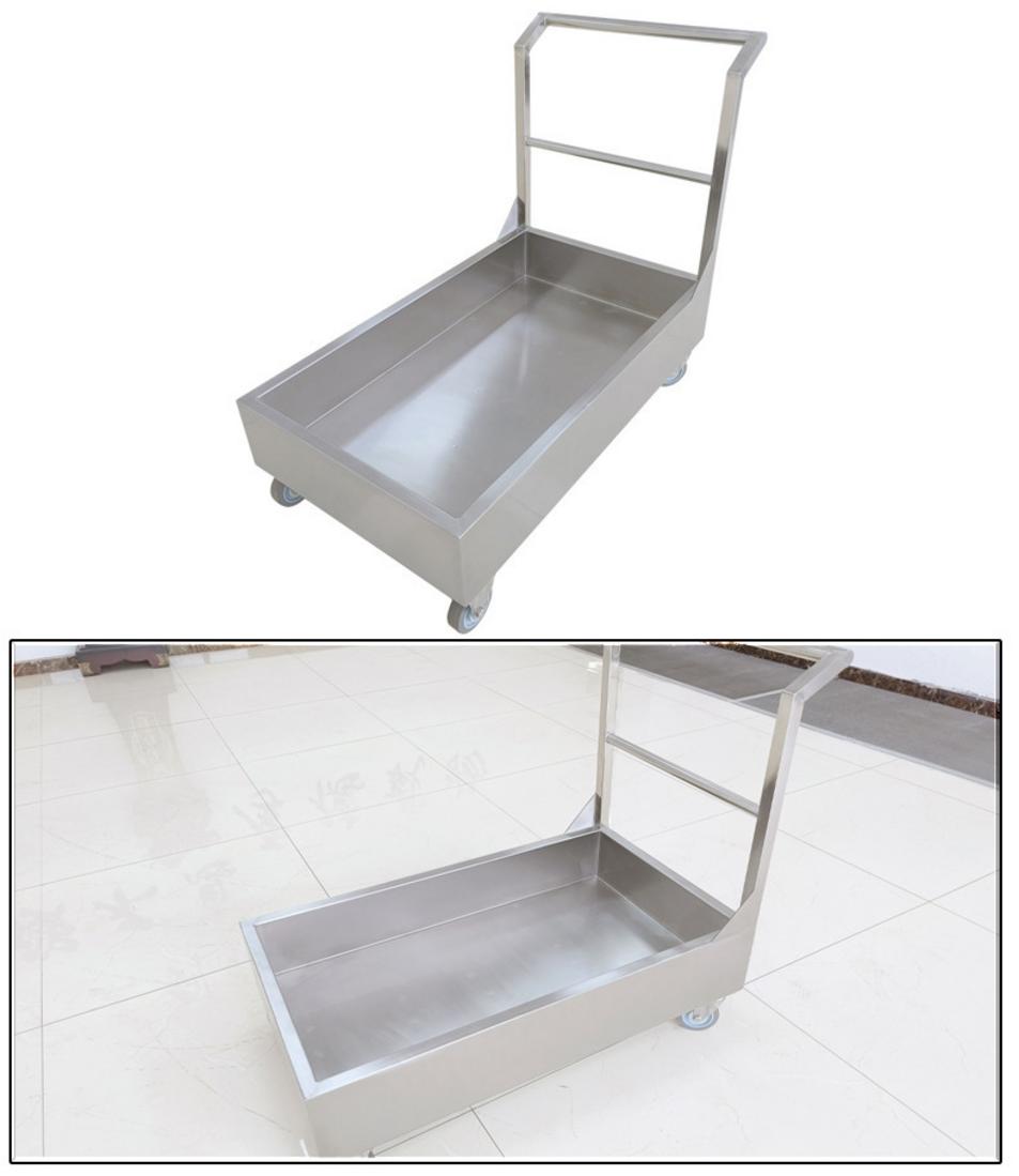 Người dùng vệ sinh và bảo dưỡng xe đẩy inox trong kho hàng