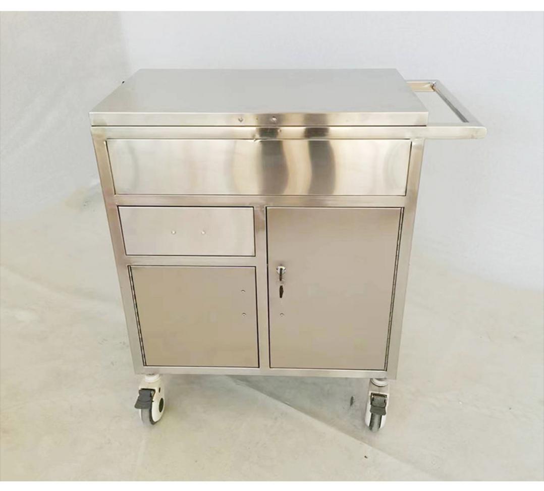 Người dùng vệ sinh và kiểm tra bảo trì tủ y tế inox 2 cửa 4 ngăn kéo