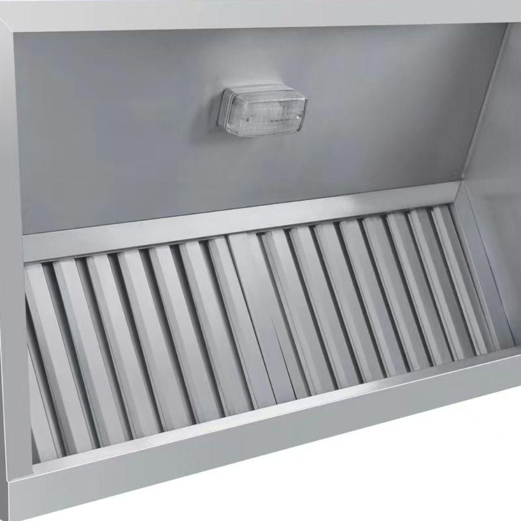 Người kỹ thuật đang vệ sinh và bảo trì máy hút mùi bếp công nghiệp