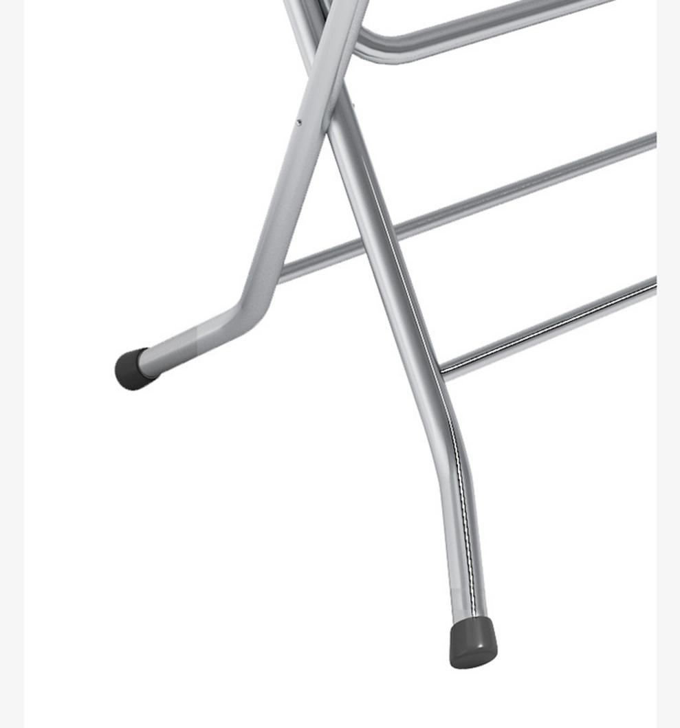 Người lau chùi bàn inox bằng khăn mềm trong không gian quán ăn