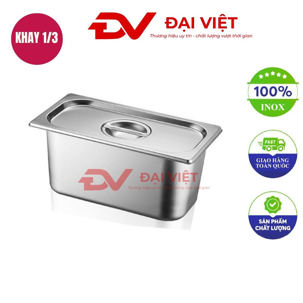 Khay inox GN 1/3 với góc bo tròn và bề mặt sáng bóng trên kệ bếp sạch sẽ