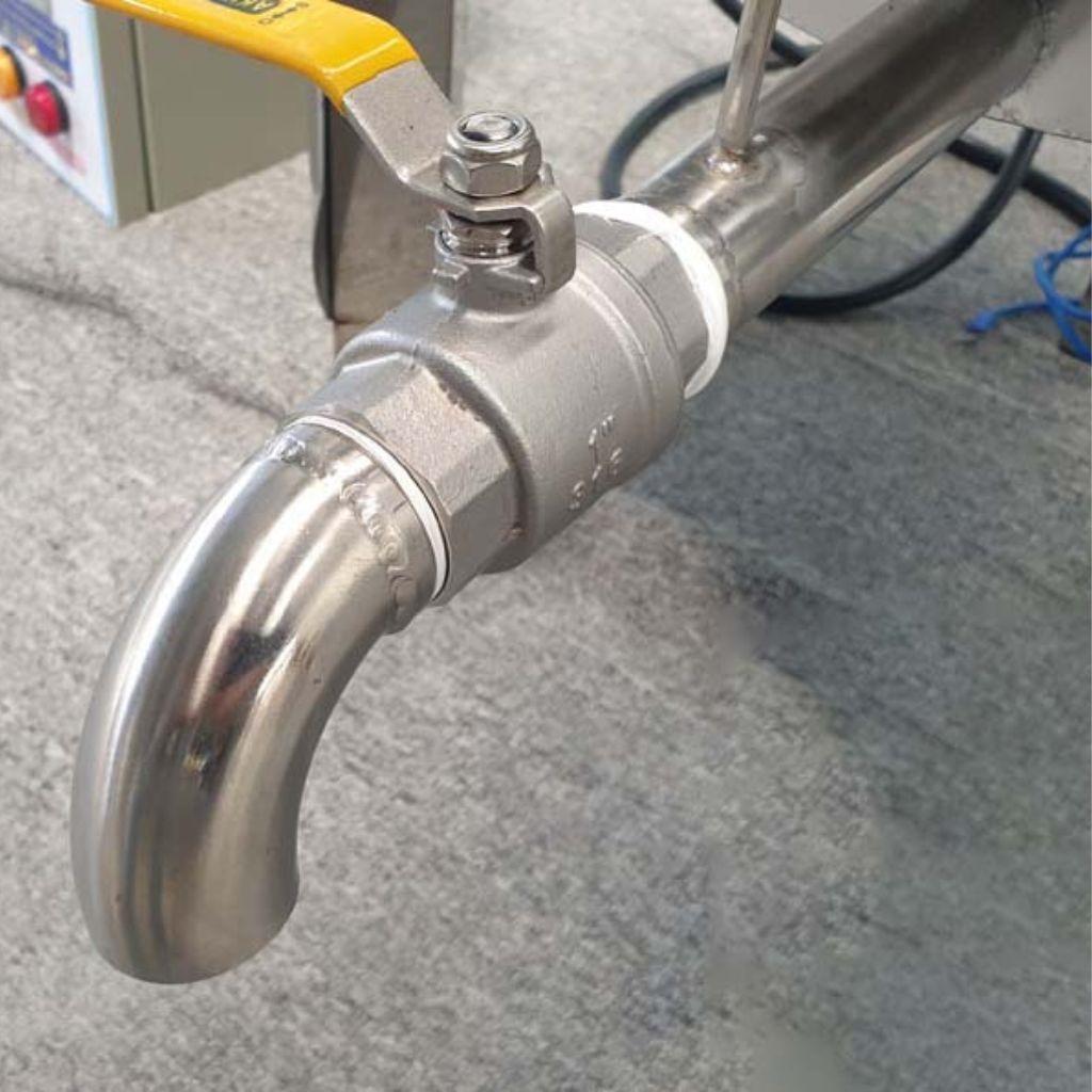 Thanh nhiệt inox dưới đáy nồi cùng lớp foam cách nhiệt bên ngoài