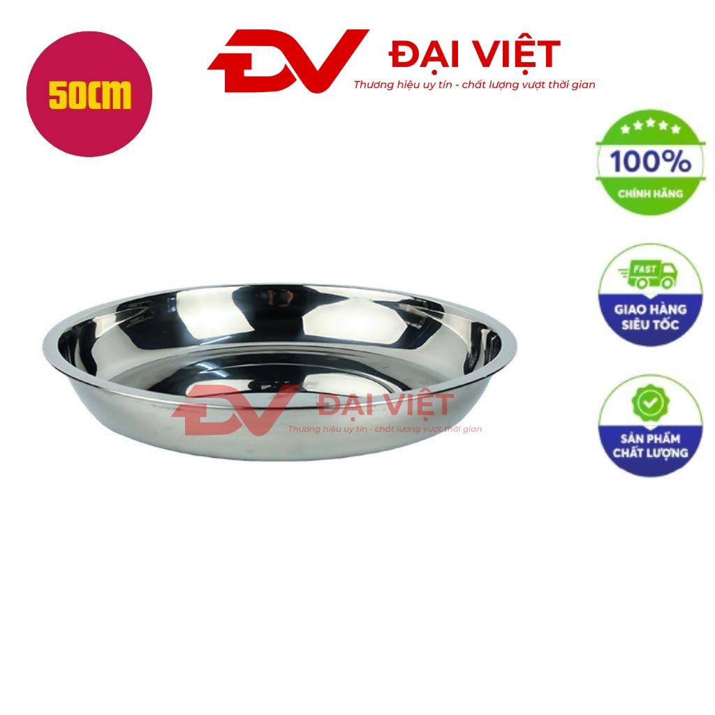 Thau inox tròn 50cm đặt trên nền bếp sáng bóng chứa rau củ tươi