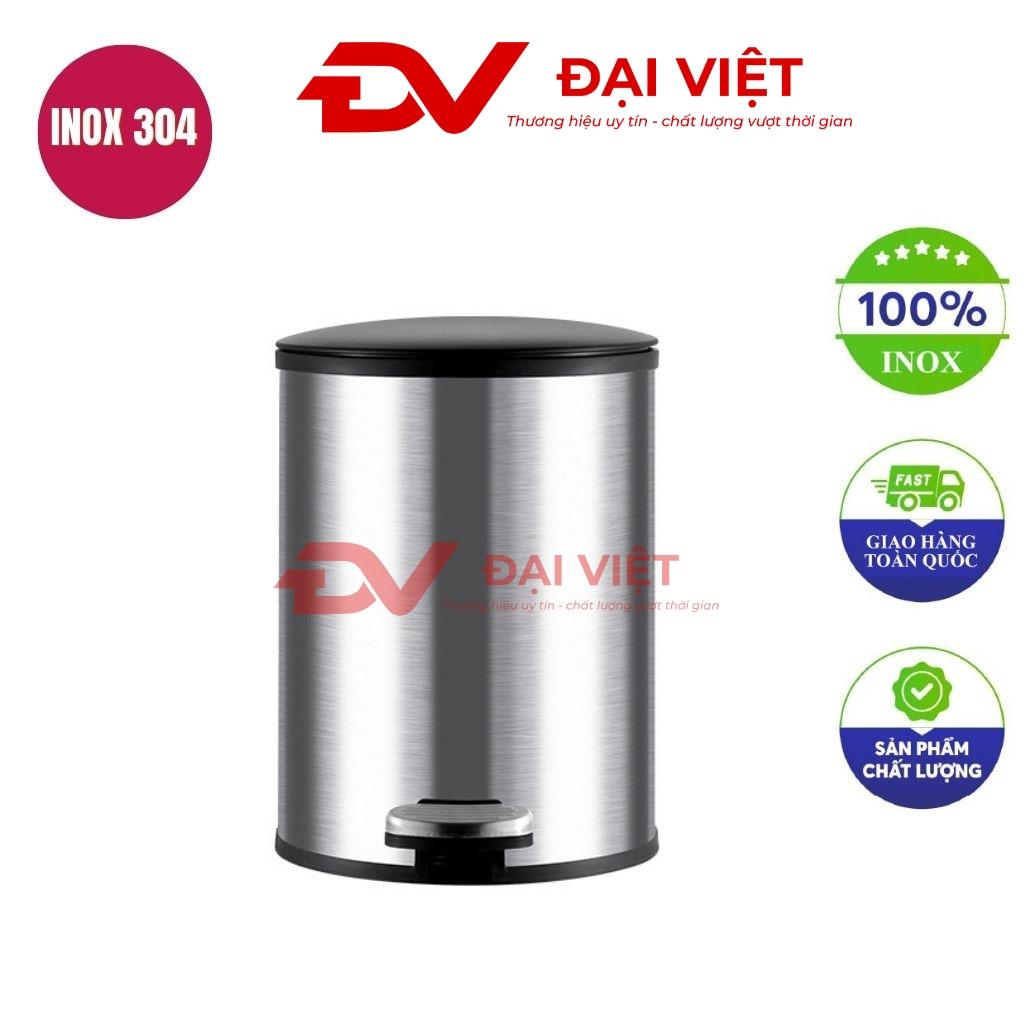 Thùng rác inox không nắp tròn sáng bóng đặt trong không gian văn phòng hiện đại