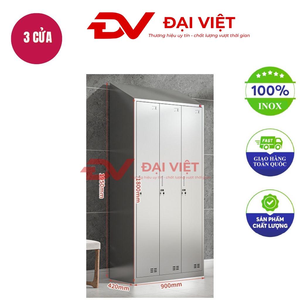 Tủ quần áo inox 3 cửa mái xéo 1800x420x900mm đặt trong phòng ngủ hiện đại ánh sáng tự nhiên nền nhà bằng gỗ sáng màu