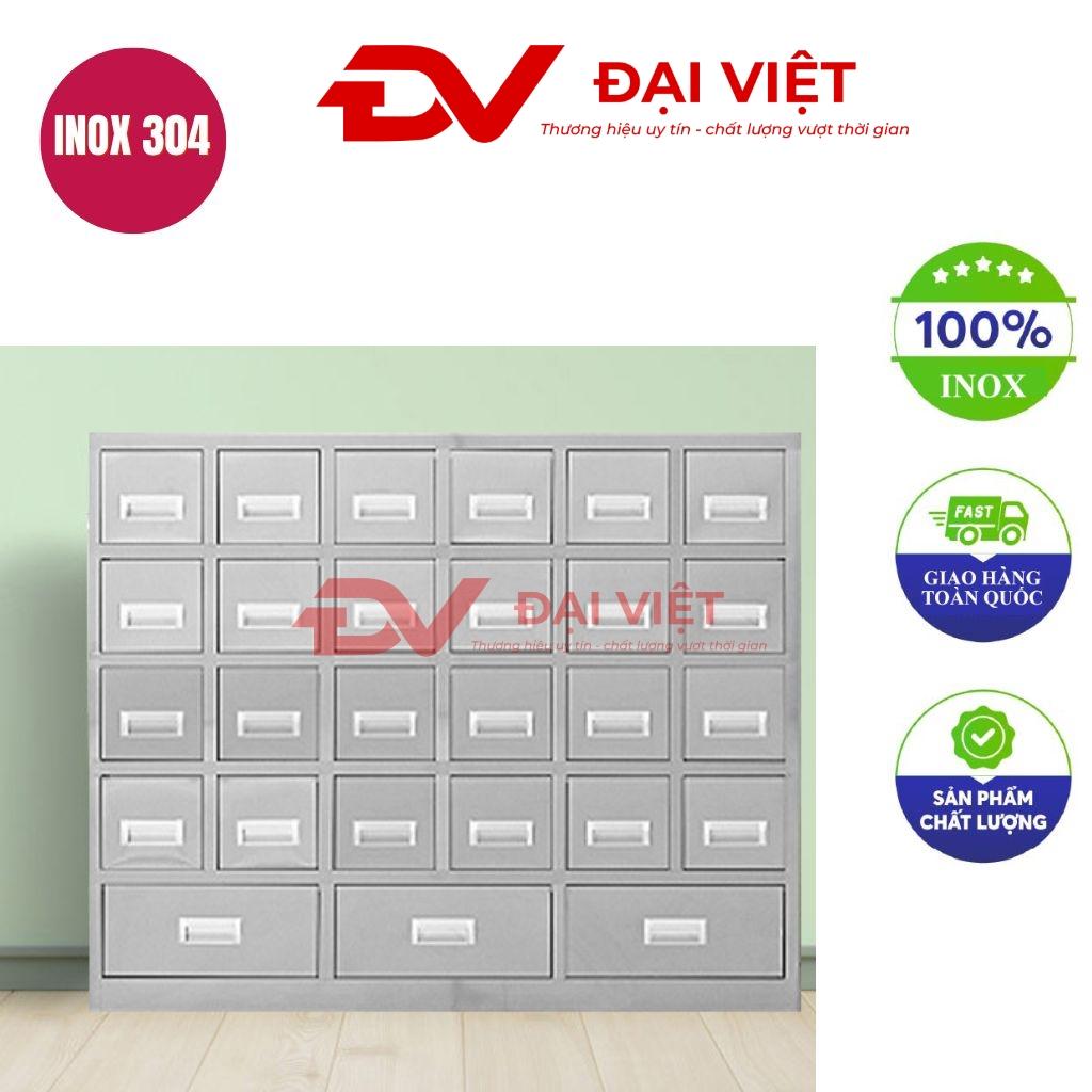 Tủ thuốc đông y inox 27 ngăn 980x500x1200mm trong phòng khám với ánh sáng tự nhiên hiện thị từng ngăn kéo và khóa an toàn