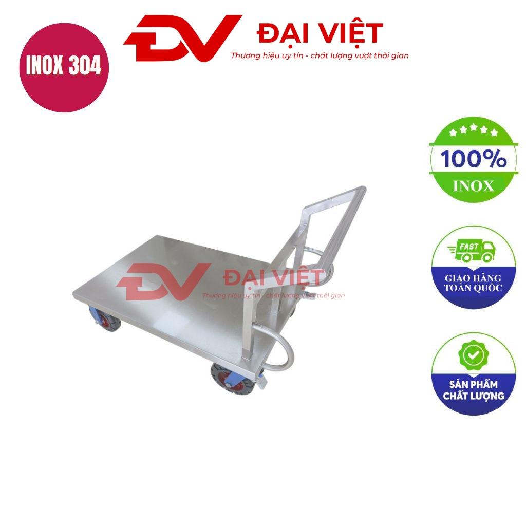 Xe đẩy hàng inox 4 bánh 150kg với thiết kế gấp gọn và bánh xe nhựa PU chịu lực màu inox sáng bóng trên nền kho xưởng hiện đại tại Việt Nam