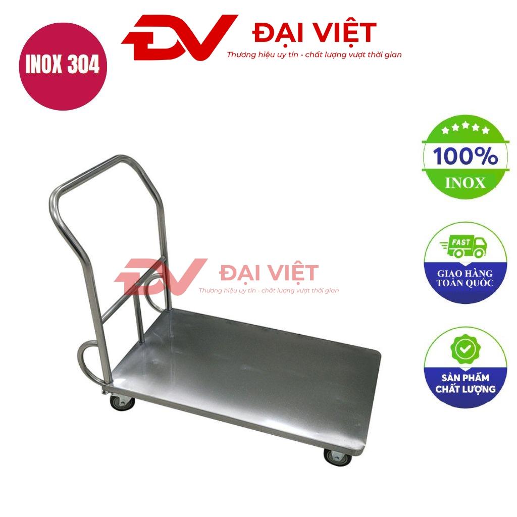 Xe đẩy hàng inox nhỏ gọn trong kho hàng hiện đại ánh sáng tự nhiên chi tiết inox sáng bóng