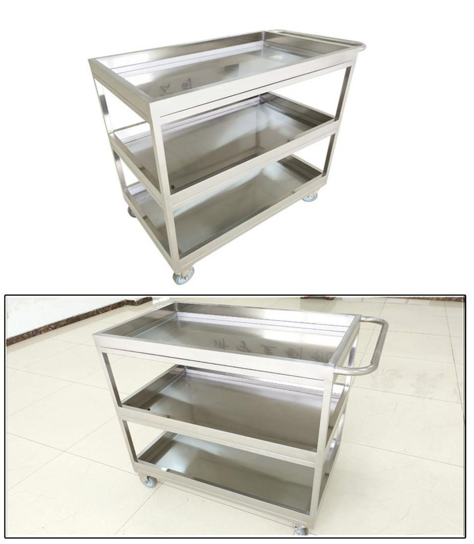 Xe đẩy inox 3 tầng trên sàn nhà bếp với điểm nhấn tay cầm và bánh xe linh hoạt