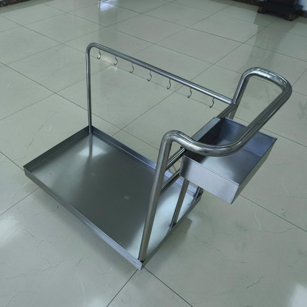 Xe đẩy inox thể hiện các ưu điểm như chất liệu inox 304 bánh xe có khóa thiết kế mặt sàn rộng