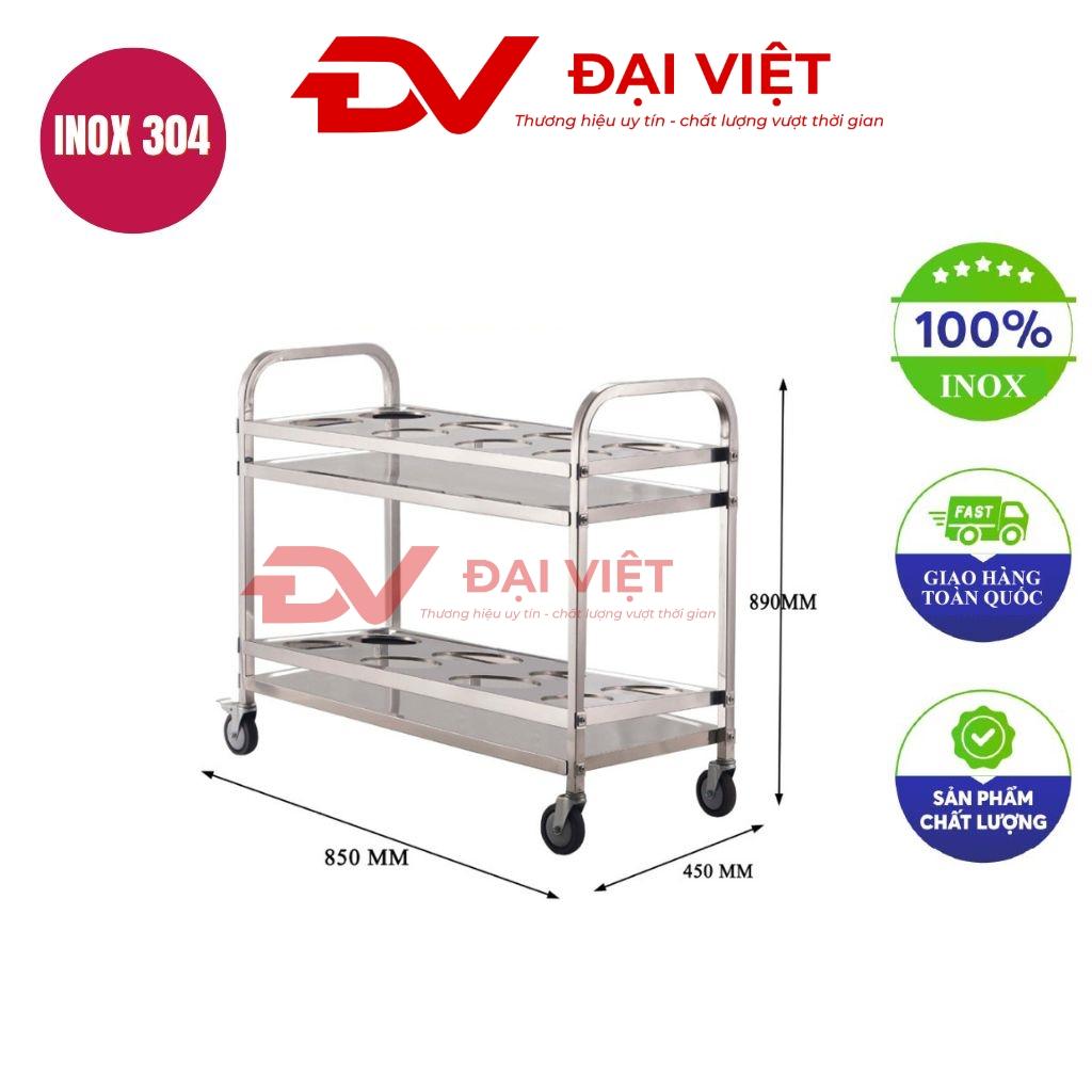 Xe đẩy thức ăn inox 2 tầng 850x450x890mm trong không gian bếp công nghiệp sang bóng bánh xe linh hoạt