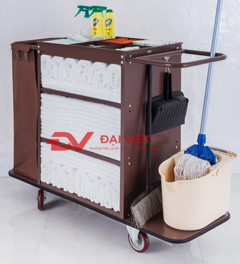 Xe dọn phòng inox với các ngăn chứa đồ và bánh xe xoay linh hoạt