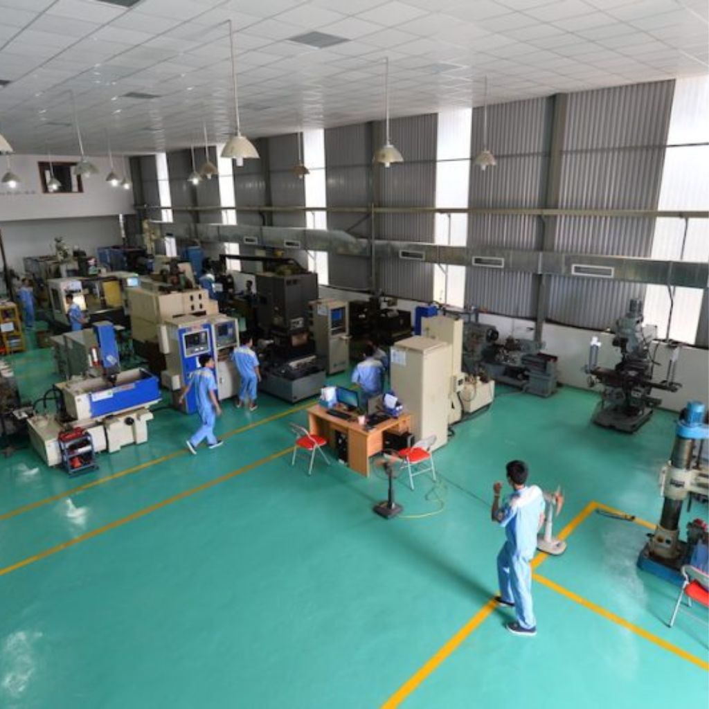 công nhân nhà máy cơ khí đại việt