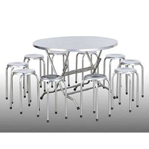 Bàn tròn 1,2 m bố trí 10 ghế cho tiệc cưới