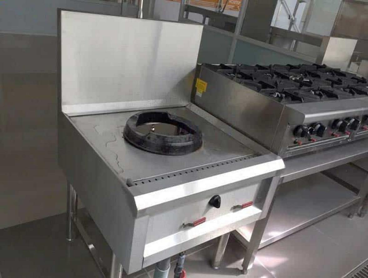 Ứng dụng thực tế: bếp công nghiệp, tủ bếp, bồn chứa và nội thất inox.