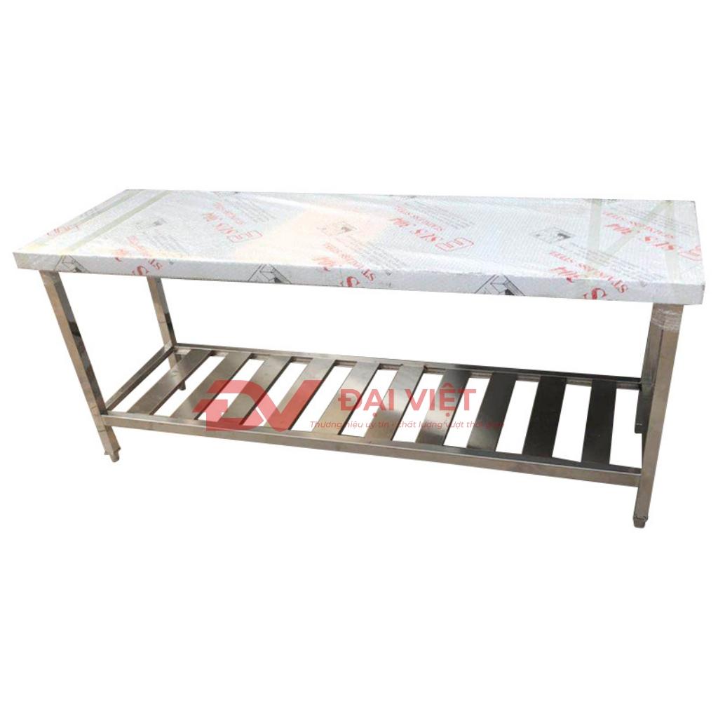 Bàn 3 tầng gắn bánh xe tiện di chuyển.
