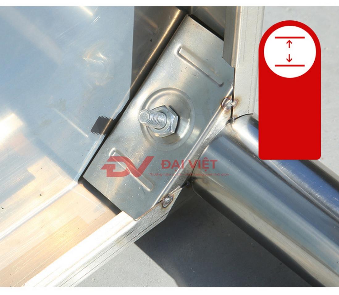 Bàn sơ chế inox với kệ dưới tiện lợi.