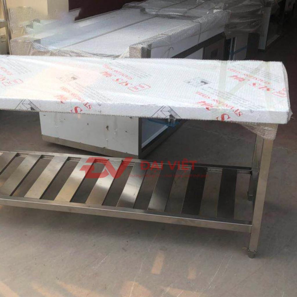 Quy trình vệ sinh đúng cách giúp tăng tuổi thọ bàn inox.