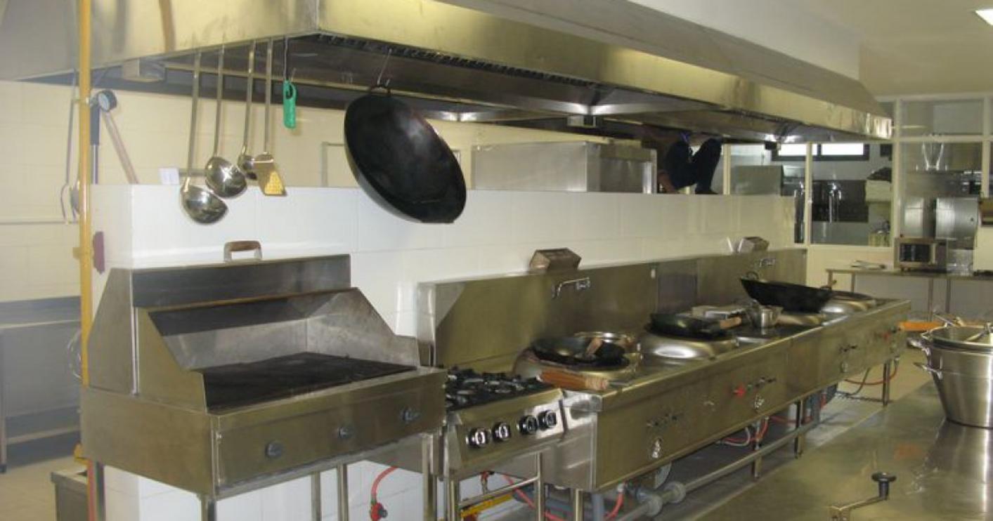 Bếp Á công nghiệp hoạt động trong bếp nhà hàng chuyên nghiệp.