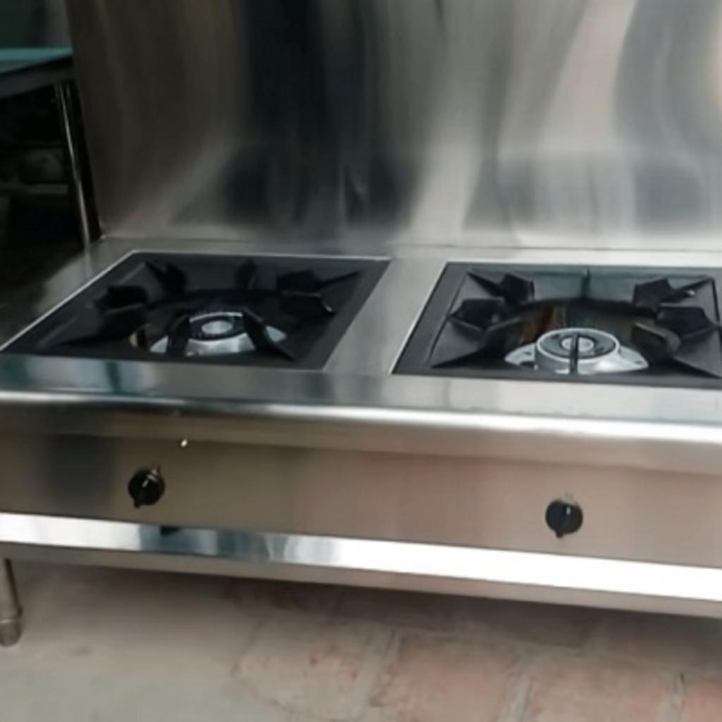 Bếp hầm trong bếp ăn công nghiệp quy mô lớn.