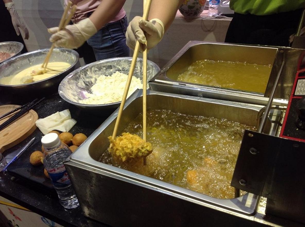 Bếp chiên tách dầu và bếp từ chiên rán.