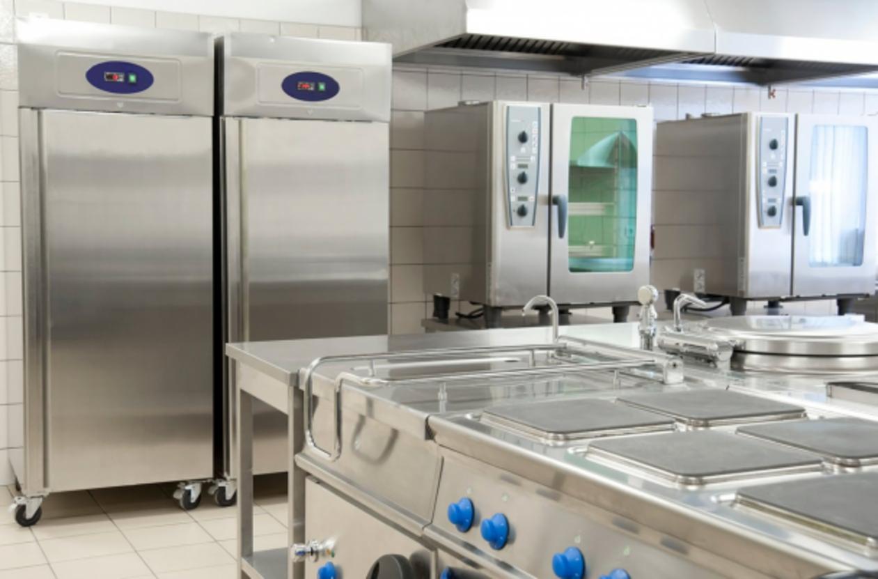Kỹ sư tính toán tải nhiệt và lập checklist khảo sát hiện trường.