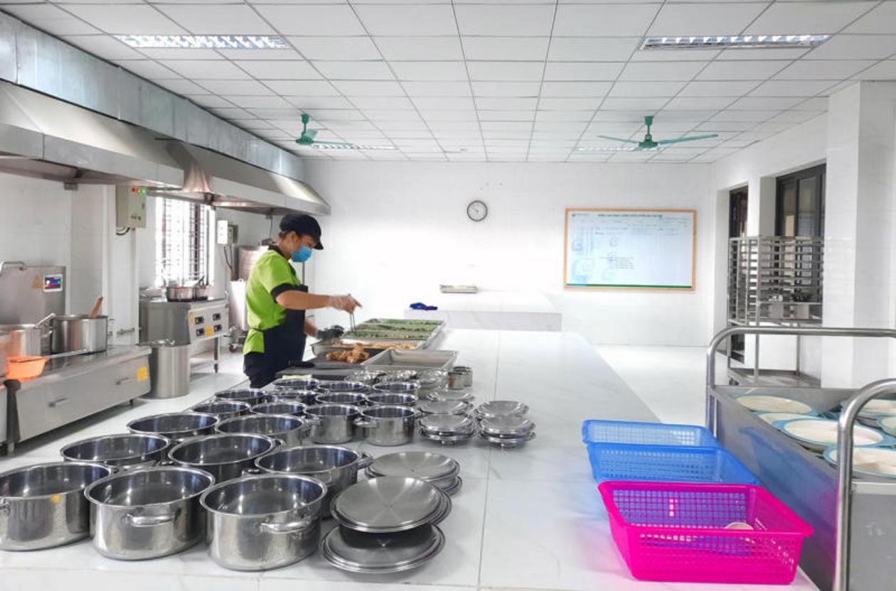 Hình ảnh trước và sau dự án thi công bếp trường học.